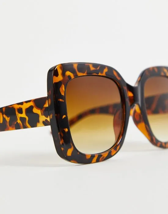 https://images.styletyx.com/images/oversized-square-sunglasses-with-tortoiseshell-frame-noisy-may-13060823_2.webp