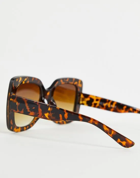 https://images.styletyx.com/images/oversized-square-sunglasses-with-tortoiseshell-frame-noisy-may-13060823_3.webp