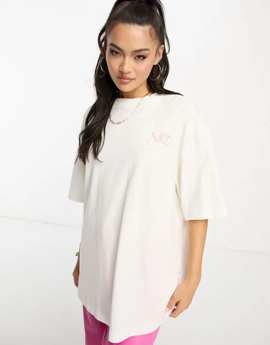 https://images.styletyx.com/images/oversized-t-shirt-with-chest-logo-in-stone-nike-13457096_4.webp