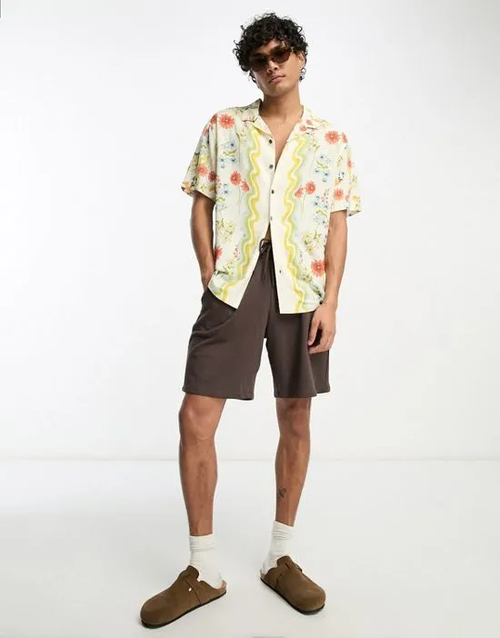 https://images.styletyx.com/images/pacsun-floral-print-cruise-resort-short-sleeve-shirt-in-multi-pacsun-1008979054_2.webp