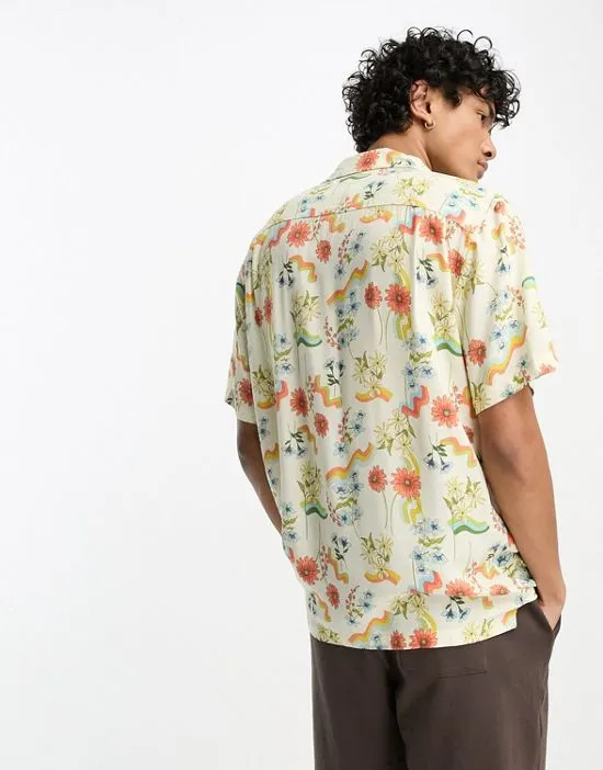 https://images.styletyx.com/images/pacsun-floral-print-cruise-resort-short-sleeve-shirt-in-multi-pacsun-1008979054_4.webp