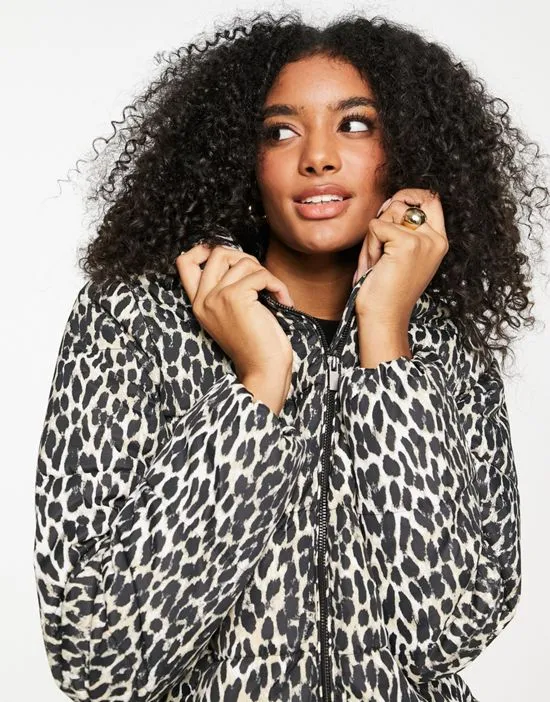 https://images.styletyx.com/images/padded-coat-with-hood-in-leopard-print-vila-2568742_3.webp