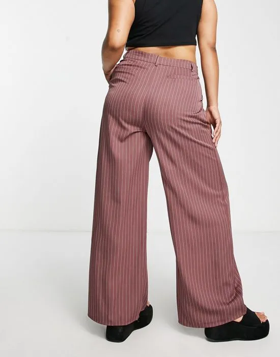 https://images.styletyx.com/images/pants-in-pink-pinstripe-missguided-plus-2773492_2.webp