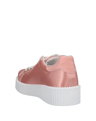 https://images.styletyx.com/images/pastel-pink-satin-sneakers-vitamina-tu-13374702_3.webp