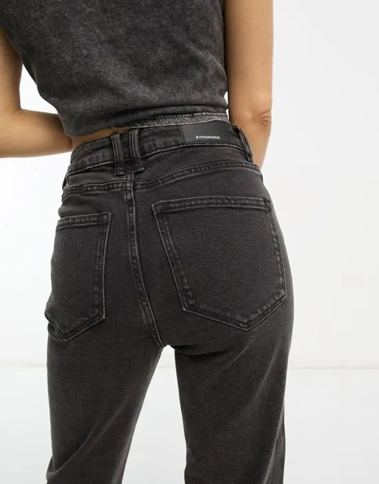 https://images.styletyx.com/images/petite-slim-mom-jean-with-stretch-in-black-stradivarius-799626524_3.webp