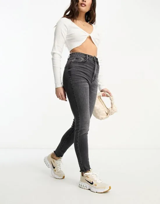 https://images.styletyx.com/images/petite-super-high-waist-skinny-jean-in-black-wash-stradivarius-13209219_3.webp