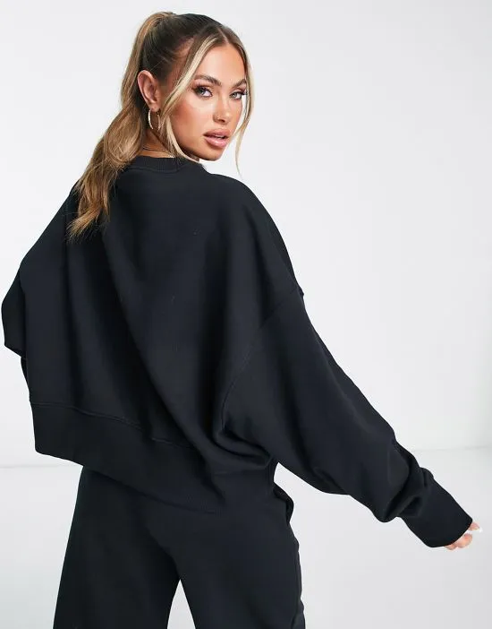 https://images.styletyx.com/images/phoenix-fleece-super-oversized-sweatshirt-in-black-nike-13457027_2.webp