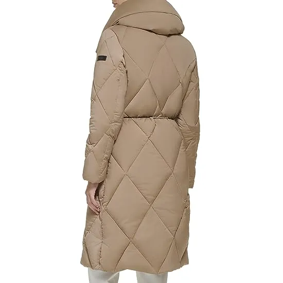 https://images.styletyx.com/images/pillow-collar-diamond-quilt-puffer-dkny-69793811_2.webp