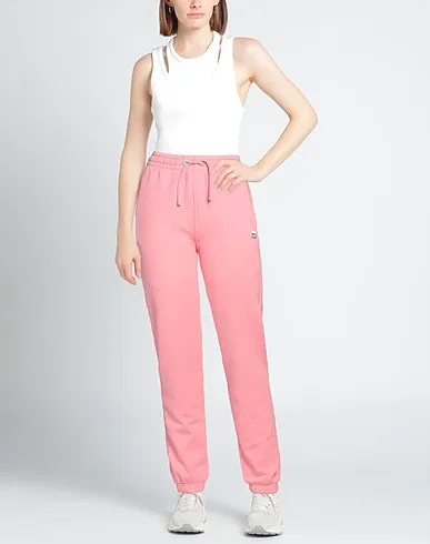 https://images.styletyx.com/images/pink-sweatshirt-casual-pants-maison-kitsune-726426218_2.webp