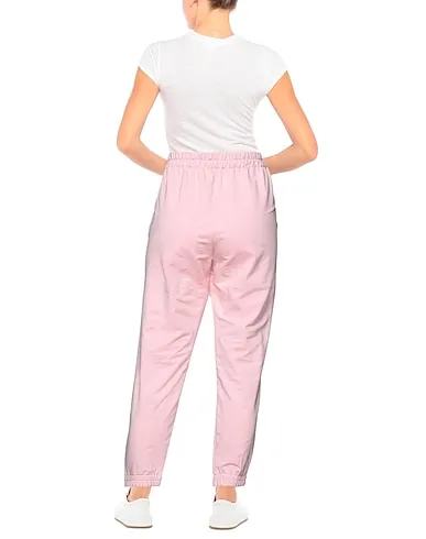 https://images.styletyx.com/images/pink-sweatshirt-cropped-pants-culottes-5-progress-1608427_3.webp