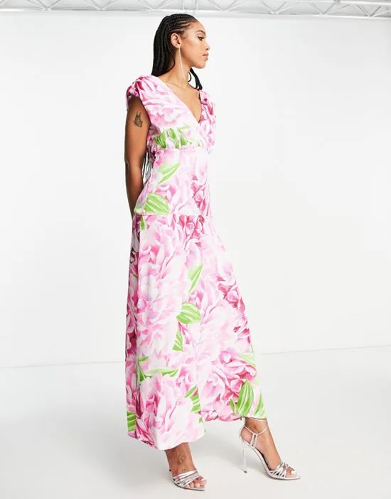 https://images.styletyx.com/images/plunge-front-maxi-dress-in-green-and-pink-floral-liquorish-1953908_4.webp
