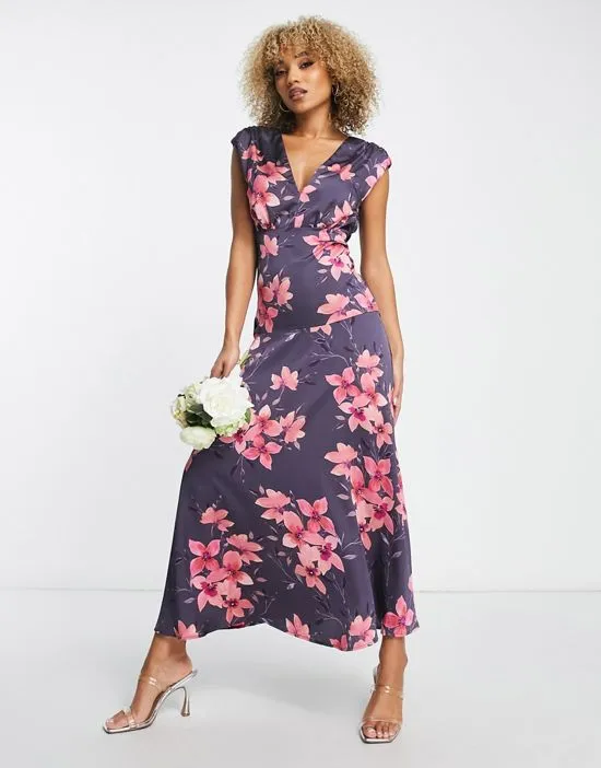 https://images.styletyx.com/images/plunge-front-maxi-dress-in-scattered-dark-gray-floral-liquorish-13337424_4.webp