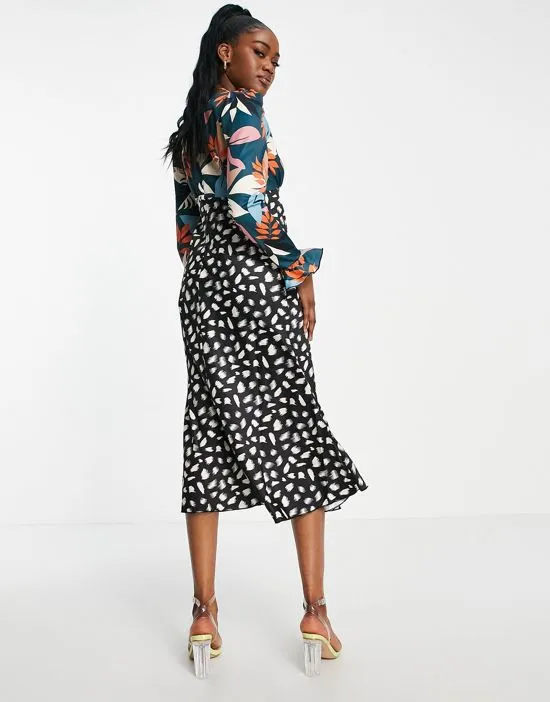 https://images.styletyx.com/images/plunge-front-midi-tea-dress-in-patchwork-floral-and-spot-print-little-mistress-1820052_2.webp