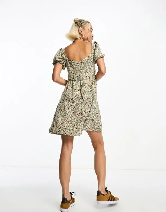 https://images.styletyx.com/images/puff-sleeve-mini-tea-dress-in-vintage-ditsy-daisy-street-1560956268_4.webp