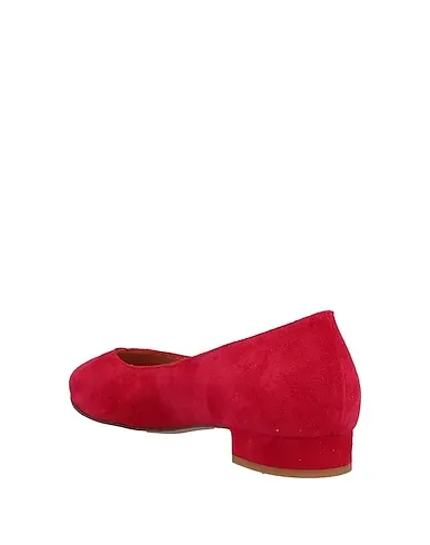 https://images.styletyx.com/images/red-ballet-flats-loretta-pettinari-1067032_3.webp