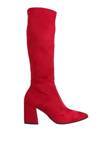 https://images.styletyx.com/images/red-boots-pregunta-13705584_1.webp