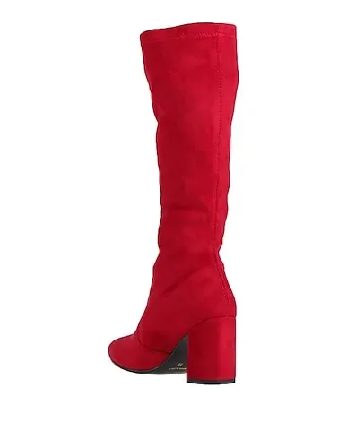 https://images.styletyx.com/images/red-boots-pregunta-13705584_3.webp