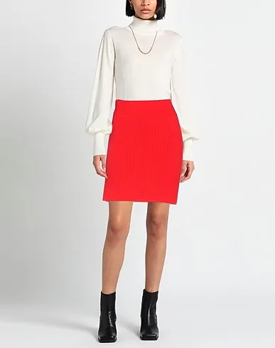 https://images.styletyx.com/images/red-knitted-mini-skirt-alaia-2931073_2.webp