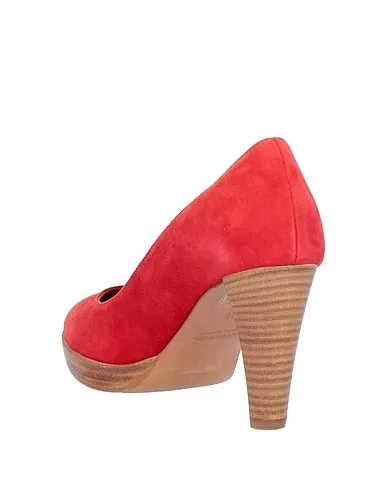 https://images.styletyx.com/images/red-leather-pump-knoll-1549467308_3.webp