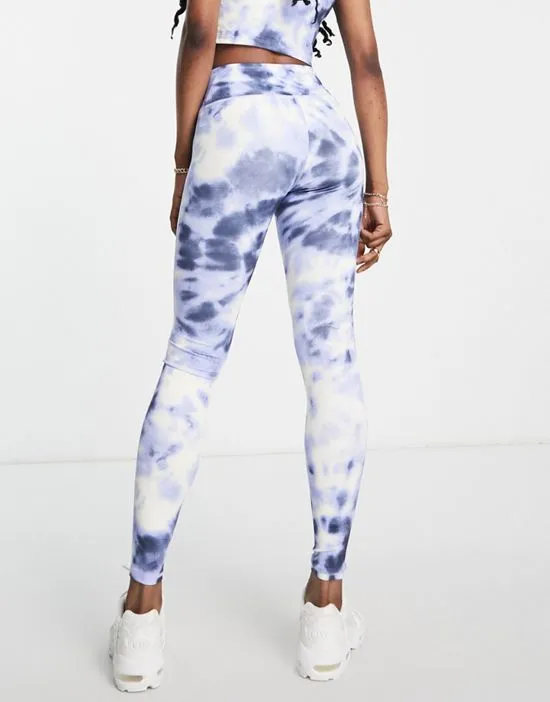 https://images.styletyx.com/images/red-point-leggings-in-blue-tie-dye-berghaus-3014940_2.webp