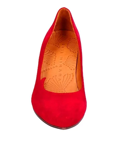 https://images.styletyx.com/images/red-pump-chie-mihara-935526_4.webp