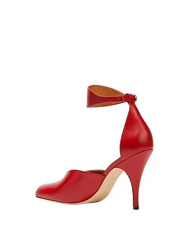 https://images.styletyx.com/images/red-pump-victoria-beckham-1577365_3.webp