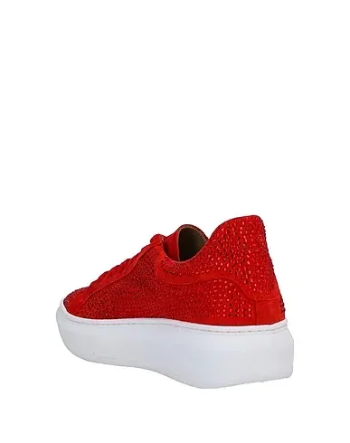 https://images.styletyx.com/images/red-sneakers-loretta-pettinari-1463768_3.webp