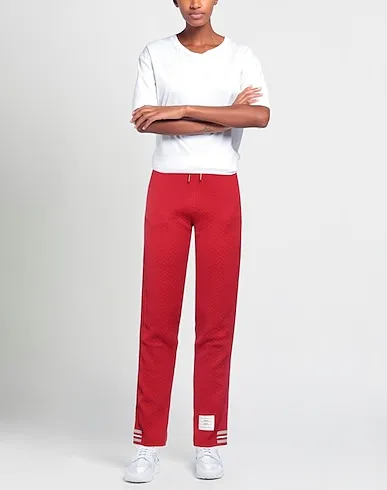 https://images.styletyx.com/images/red-sweatshirt-casual-pants-thom-browne-729869804_2.webp