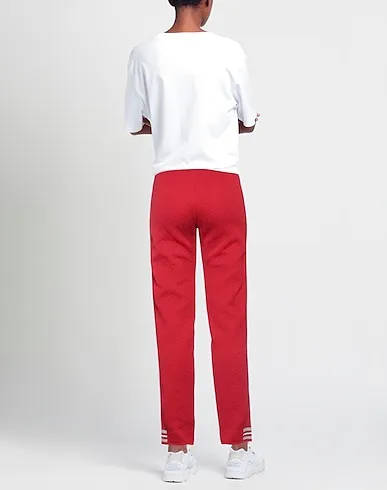 https://images.styletyx.com/images/red-sweatshirt-casual-pants-thom-browne-729869804_3.webp