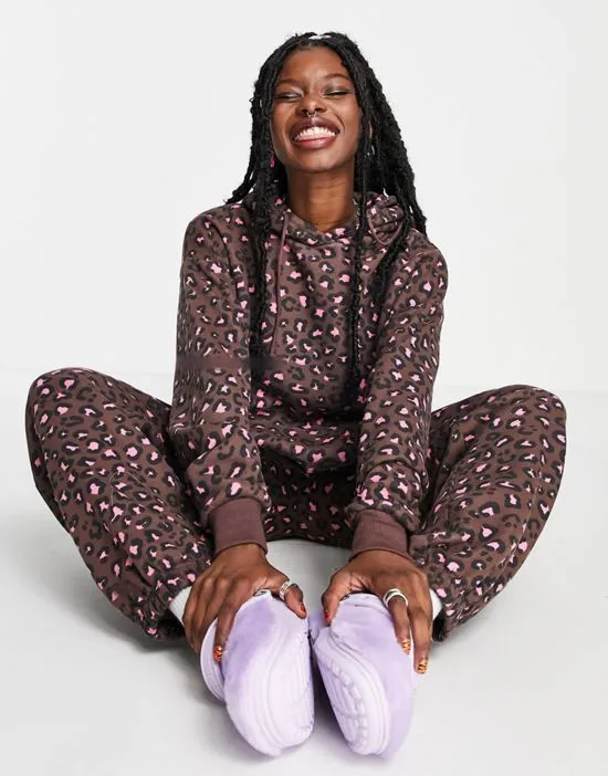 https://images.styletyx.com/images/relaxed-hoodie-in-leopard-print-part-of-a-set-daisy-street-2341644_1.webp