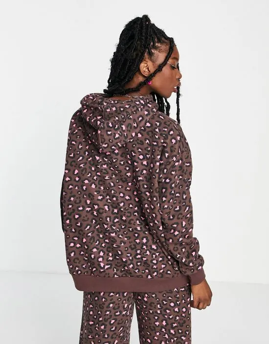 https://images.styletyx.com/images/relaxed-hoodie-in-leopard-print-part-of-a-set-daisy-street-2341644_2.webp