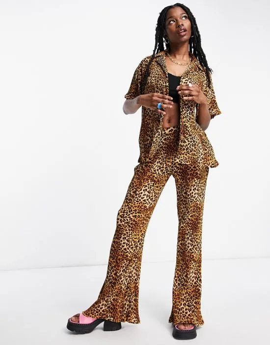 https://images.styletyx.com/images/relaxed-shirt-in-leopard-plisse-part-of-a-set-daisy-street-1895643_4.webp
