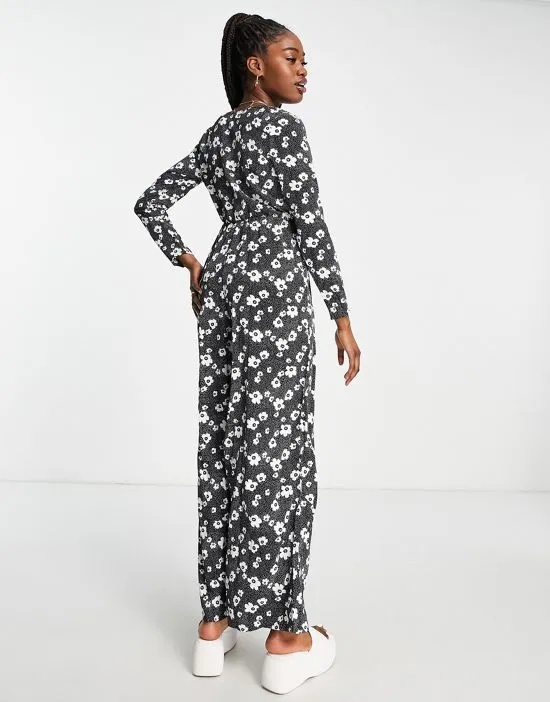 https://images.styletyx.com/images/relaxed-wrap-front-jumpsuit-in-monochrome-floral-glamorous-1751912_2.webp