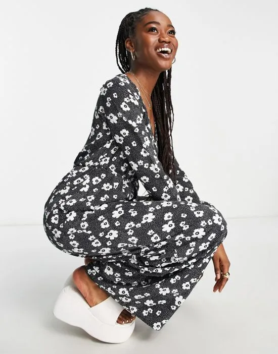 https://images.styletyx.com/images/relaxed-wrap-front-jumpsuit-in-monochrome-floral-glamorous-1751912_3.webp
