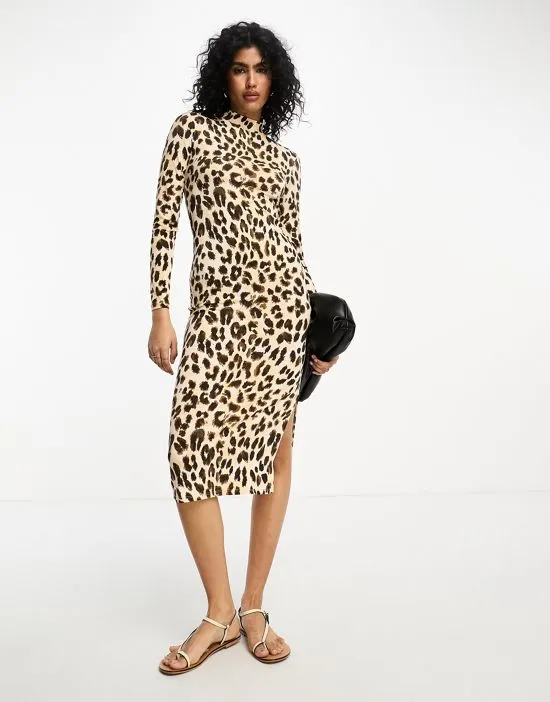 https://images.styletyx.com/images/roll-neck-side-split-maxi-jersey-dress-pink-leopard-print-vila-1222756357_4.webp