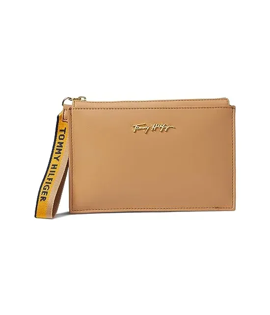 https://images.styletyx.com/images/rory-wristlet-pvc-tommy-hilfiger-13149825_1.webp
