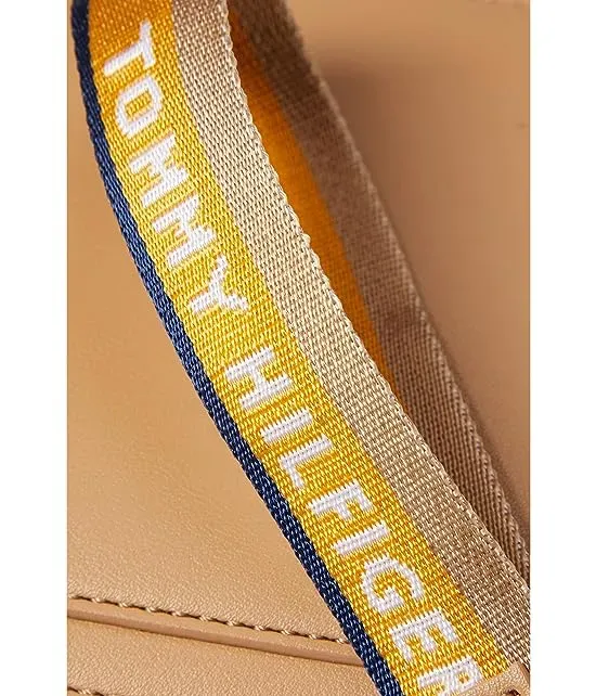 https://images.styletyx.com/images/rory-wristlet-pvc-tommy-hilfiger-13149825_4.webp