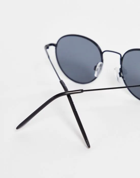 https://images.styletyx.com/images/round-sunglasses-in-black-with-black-lens-selected-homme-2590971_2.webp
