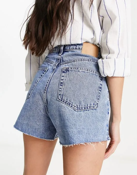 https://images.styletyx.com/images/rowe-high-waisted-denim-mom-short-in-pen-blue-wash-weekday-13291834_4.webp