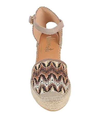 https://images.styletyx.com/images/sand-espadrilles-vidorreta-469891387_4.webp
