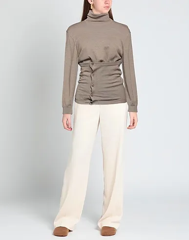 https://images.styletyx.com/images/sand-knitted-turtleneck-lemaire-13444455_2.webp