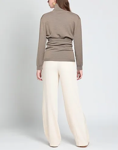 https://images.styletyx.com/images/sand-knitted-turtleneck-lemaire-13444455_3.webp