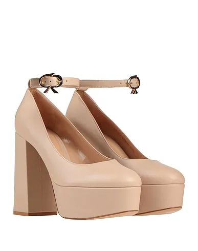 https://images.styletyx.com/images/sand-leather-pump-gianvito-rossi-873556985_2.webp