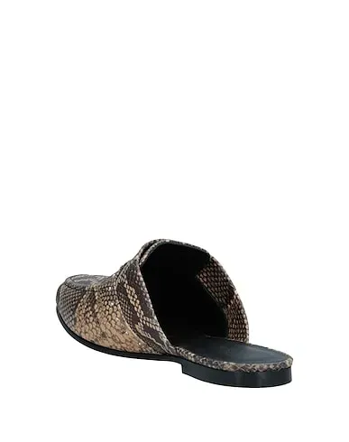 https://images.styletyx.com/images/sand-mules-and-clogs-iro-3261101_3.webp