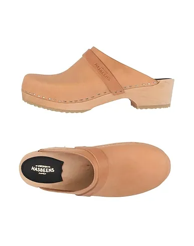https://images.styletyx.com/images/sand-mules-and-clogs-swedish-hasbeens-1638327_1.webp