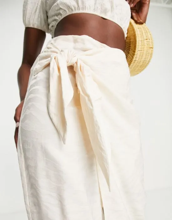 https://images.styletyx.com/images/satin-jacquard-knot-wrap-midi-skirt-in-ecru-stradivarius-3170166_3.webp