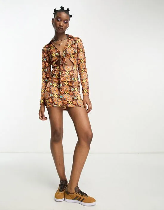 https://images.styletyx.com/images/satin-tie-front-mini-dress-in-floral-print-heartbreak-13072238_4.webp