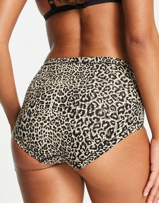 https://images.styletyx.com/images/seamless-bonded-light-control-high-waist-invisible-briefs-in-leopard-print-lindex-3346301_2.webp