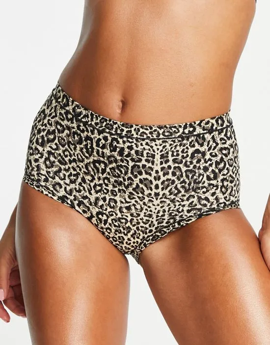 https://images.styletyx.com/images/seamless-bonded-light-control-high-waist-invisible-briefs-in-leopard-print-lindex-3346301_3.webp