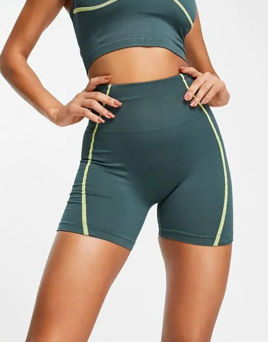 https://images.styletyx.com/images/seamless-booty-short-with-contrast-contour-seam-hiit-2857831_1.webp